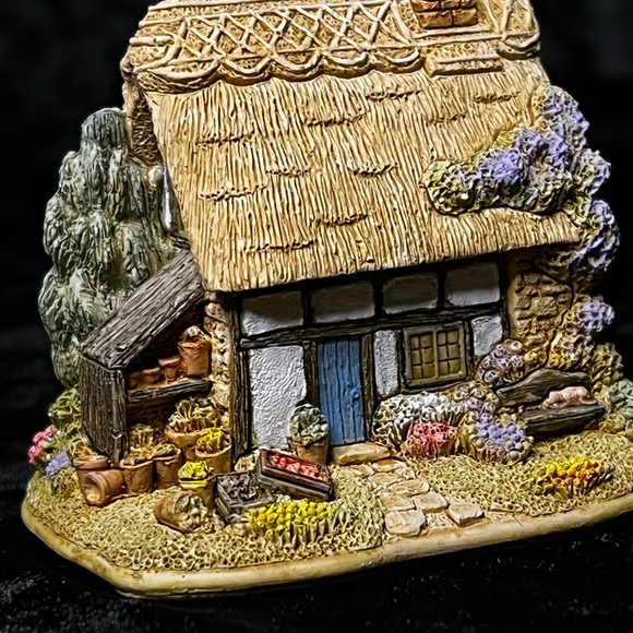 Lilliput Lane | Parsley Cottage | Symbol of Membership - Picture 10 of 12
